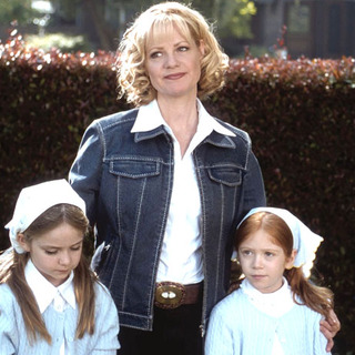 Bonnie Hunt as Kate Baker in The 20th Century Fox' Cheaper by the Dozen (2003)
