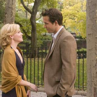 Ryan Reynolds and Elizabeth Banks in Universal Pictures' Definitely, Maybe (2008)