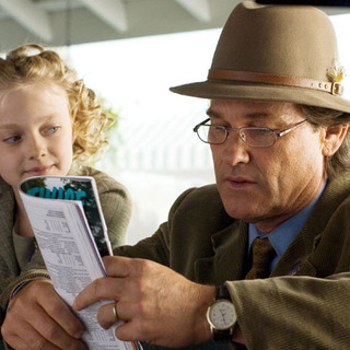 Kurt Russell and Dakota Fanning played as father and daughter