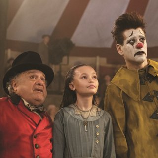 Danny DeVito, Nico Parker and Colin Farrell in Walt Disney Pictures' Dumbo (2019)