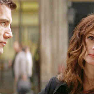 Clive Owen stars as Ray Koval and Julia Roberts stars as Claire Stenwick in Universal Pictures' Duplicity (2009)