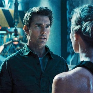 Tom Cruise stars as Lt. Col. Bill Cage and Emily Blunt stars as Rita Vrataski in Warner Bros. Pictures' Edge of Tomorrow (2014)