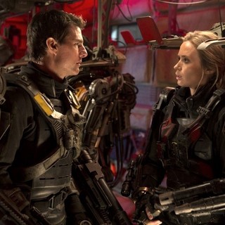 Tom Cruise stars as Lt. Col. Bill Cage and Emily Blunt stars as Rita Vrataski in Warner Bros. Pictures' Edge of Tomorrow (2014)