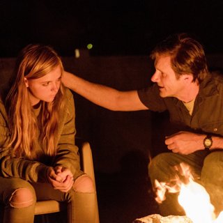 Elsie Fisher stars as Kayla and Josh Hamilton stars as Mark in A24's Eighth Grade (2018)