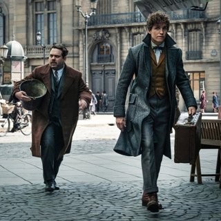 Dan Fogler stars as Jacob Kowalski and Eddie Redmayne stars as Newt Scamander in Warner Bros. Pictures' Fantastic Beasts: The Crimes of Grindelwald (2018)