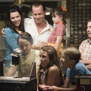 Greg Kinnear stars as Bob Kearns and Lauren Graham stars as Phyllis Kearns in Universal Pictures' Flash of Genius (2008).