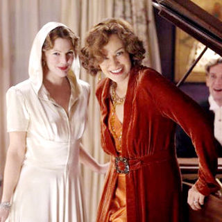 Drew Barrymore stars as 'Little' Edith Bouvier Beale and Jessica Lange stars as 'Big' Edith Bouvier Beale in HBO Films' Grey Gardens (2009)