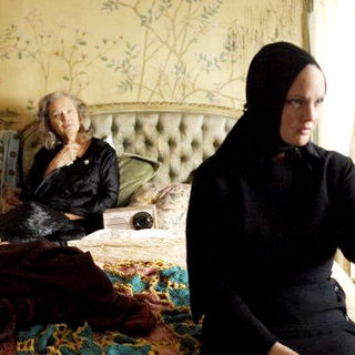 Jessica Lange stars as 'Big' Edith Bouvier Beale and Drew Barrymore stars as 'Little' Edith Bouvier Beale in HBO Films' Grey Gardens (2009)