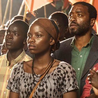 Maxwell Simba, Lily Banda and Chiwetel Ejiofor in Netflix's The Boy Who Harnessed the Wind (2019)