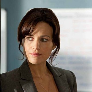 Carla Gugino stars as D.D. Warren in TNT's Hide (2011)