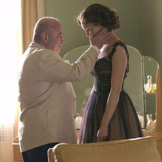 Bob Hoskins and Diane Lane in Focus Features' Hollywoodland (2006)