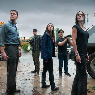 Richard Armitage, Jeremy Sumpter, Alycia Debnam-Carey, Nathan Kress and Sarah Wayne Callies in Warner Bros. Pictures' Into the Storm (2014)