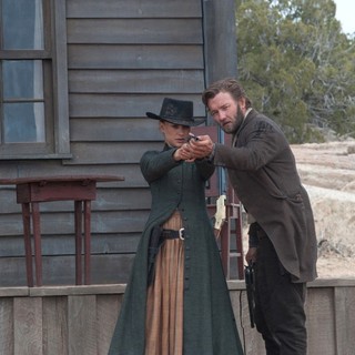 Jane Got A Gun Picture 14