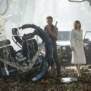 Chris Pratt stars as Owen and Bryce Dallas Howard stars as Beth in Universal Pictures' Jurassic World (2015)