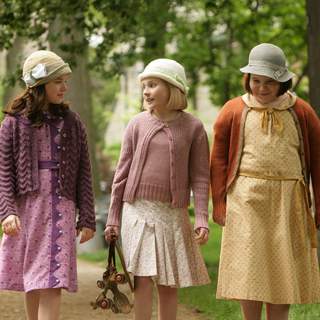 Madison Davenport, Abigail Breslin and Brieanne Jansen in a scene from Kit Kittredge: An American Girl 2008 From HBO Films/A Picturehouse release.