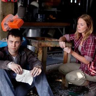 Joseph Gordon-Levitt stars as Joe and Emily Blunt stars as Sara in TriStar Pictures' Looper (2012)