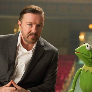 Ricky Gervais (stars as Dominic) and Kermit the Frog in Walt Disney Pictures' Muppets Most Wanted (2014)