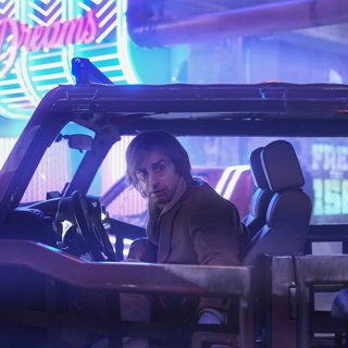 Justin Theroux stars as Duck Teddington in Netflix's Mute (2018)