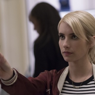 Emma Roberts stars as Vee in Lionsgate Films' Nerve (2016)