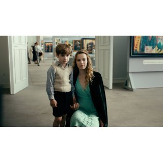 Never Look Away Picture 4