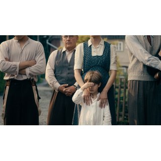 Never Look Away Picture 6