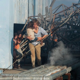 Sterling Jerins, Lake Bell and Owen Wilson in The Weinstein Company's No Escape (2015)