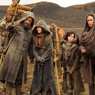 Russell Crowe, Gavin Casalegno, Nolan Gross and Jennifer Connelly in Paramount Pictures' Noah (2014)