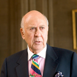 Carl Reiner as Saul Bloom in Warner Bros.' Ocean's Twelve (2004)