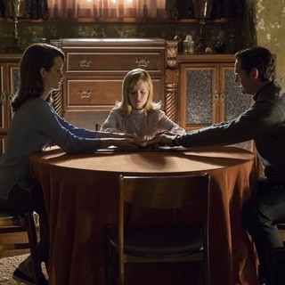 Elizabeth Reaser, Lulu Wilson and Henry Thomas in Universal Pictures' Ouija: Origin of Evil (2016)