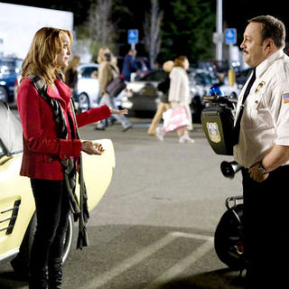 Jayma Mays stars as Amy and Kevin James stars as Paul Blart in Columbia Pictures' Paul Blart: Mall Cop (2009). Photo credit by Richard Cartwright.