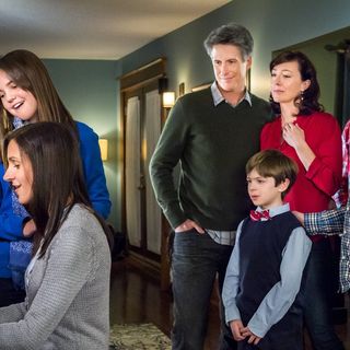 Bailee Madison, Rick Roberts, Molly Parker, Peter DaCunha and Zachary Gordon in Hallmark Channel's Pete's Christmas (2013)
