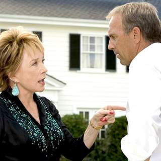 Shirley MacLaine and Kevin Costner in Warner Bros' RUMOR HAS IT (2005)