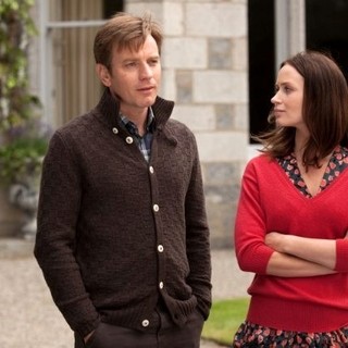 Ewan McGregor stars as Fred Jones and Emily Blunt stars as Harriet Chetwode-Talbot in CBS Films' Salmon Fishing in the Yemen (2012)