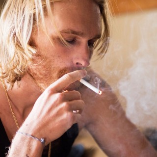Wyatt Russell stars as Ed Burton in Netflix's Shimmer Lake (2017)