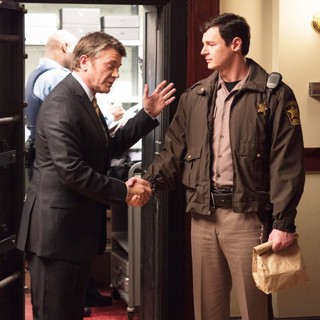 Benjamin Walker stars as Zeke Sikes in Netflix's Shimmer Lake (2017)