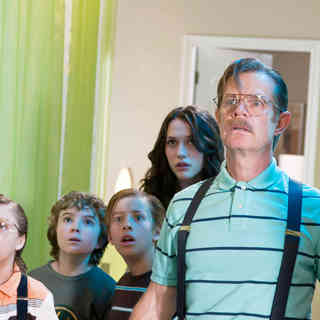 Jake Short, Trevor Gagnon, Jimmy Bennett, Kat Dennings and William H. Macy in Warner Bros. Pictures' Shorts (2009). Photo credit by Van Redin.