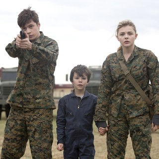 Nick Robinson, Zackary Arthur and Chloe Moretz in Columbia Pictures' The 5th Wave (2016)
