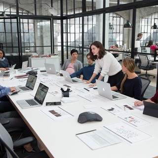 Anne Hathaway stars as Jules Ostin in Warner Bros. Pictures' The Intern (2015)