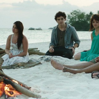 Freddie Stroma, Maia Mitchell, Jacob Artist and Daryl Sabara in Phase 4 Films' After the Dark (2014)