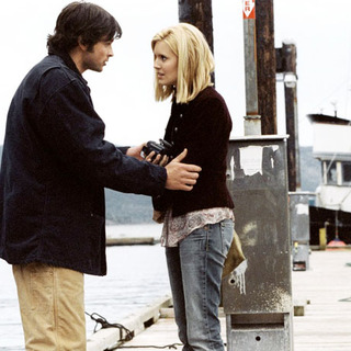 Tom Welling and Maggie Grace in The Fog (2005)