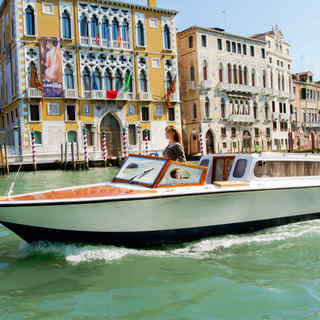 Tourist, The Picture 19