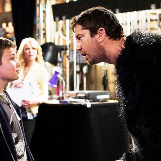 Noah Matthews stars as Jonah and Gerard Butler stars as Mike Alexander in Columbia Pictures' The Ugly Truth (2009)