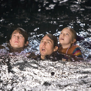 Justin Chatwin, Tom Cruise and Dakota Fanning in Paramount Pictures' War of the World (2005)