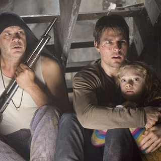 Tim Robbins, Tom Cruise and Dakota Fanning in Paramount Pictures' War of the World (2005)