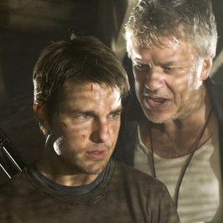 Tom Cruise and Tim Robbins in Paramount Pictures' War of the World (2005)