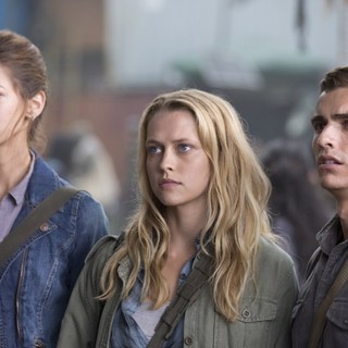 Analeigh Tipton, Teresa Palmer and Dave Franco in Summit Entertainment's Warm Bodies (2013)