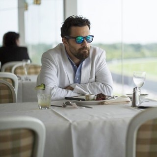 Jake Johnson stars as Eddie Garrett in Netflix's Win It All (2017)