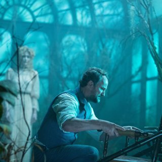 Jason Clarke stars as Eric Price in CBS Films' Winchester (2018)