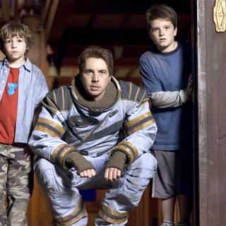 Dax Shepard plays as astronout in ZATHURA (2005)