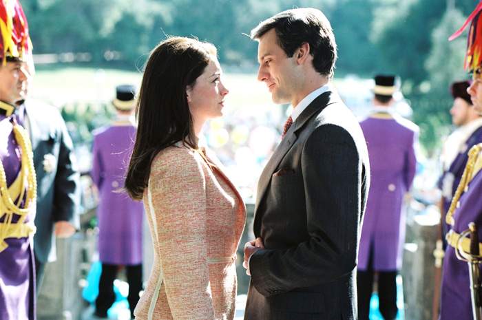 Anne Hathaway and Callum Blue in Walt Disney Pictures' Princess Diaries 2: Royal Engagement (2004)